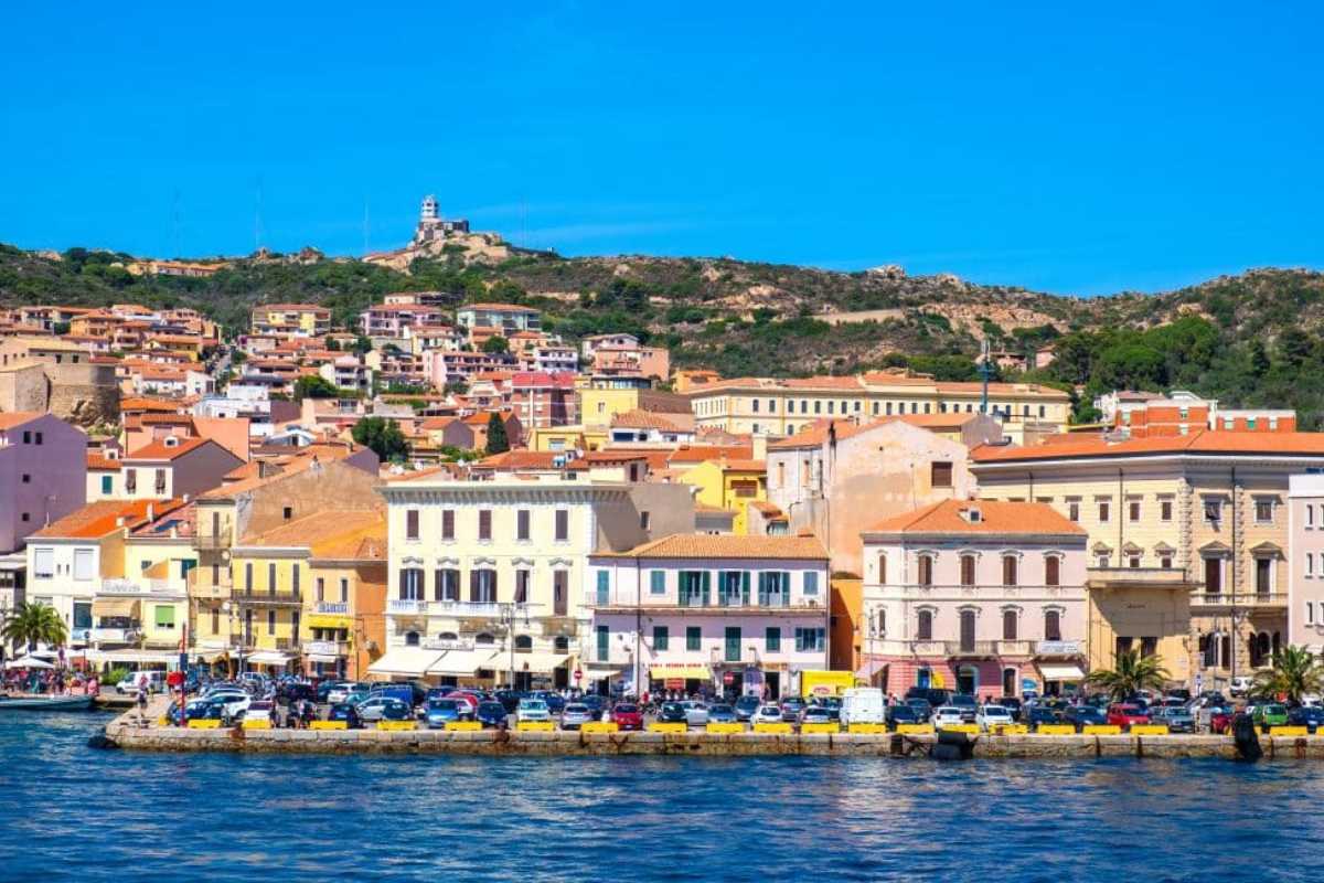 Festa tradizionale con costumi tipici, bandiere e gente del posto in piazza a La Maddalena